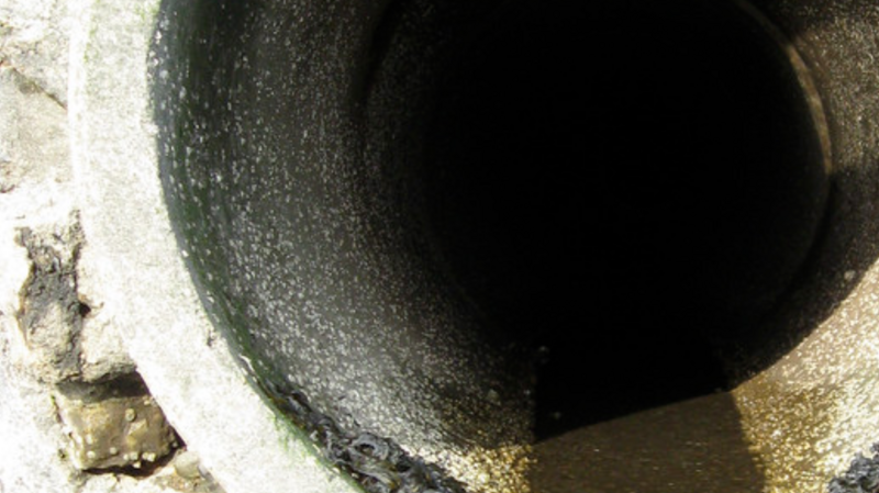Sewage outflow pipe
