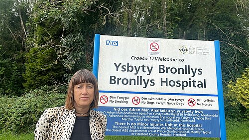 Jane Dodds MS outside a hospital